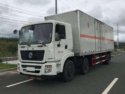 東風9.3米氣體廂式車