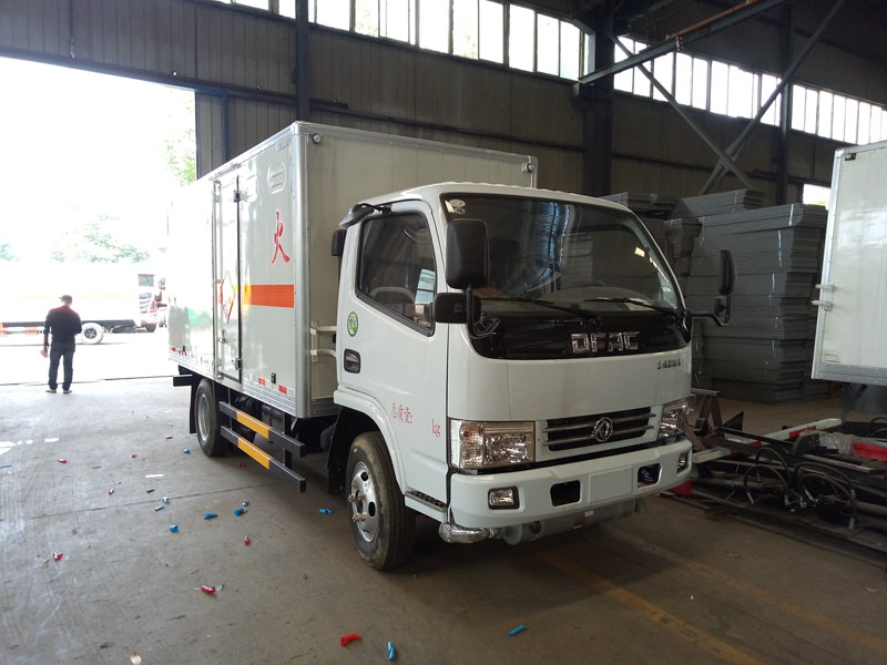 東風多利卡藍牌4.1米氣體廂式車