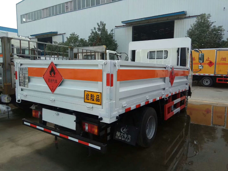 重汽豪沃藍牌4.1米氣瓶運輸車