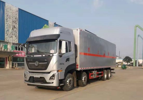 東風天龍9.6米易燃氣體廂式運輸車