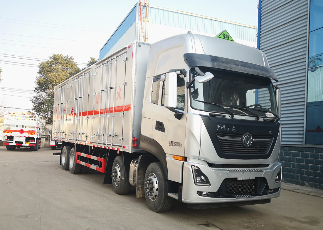 東風天龍9.6米易燃氣體廂式運輸車