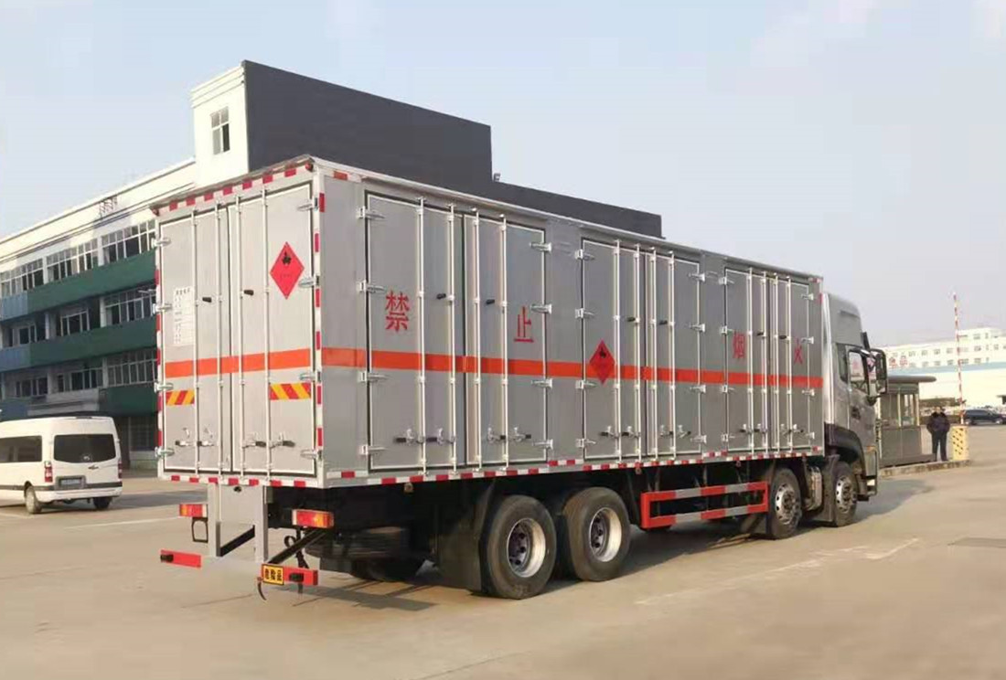 東風天龍9.6米易燃氣體廂式運輸車