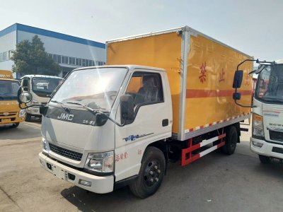 江鈴4.1米易燃固體廂式車