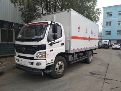 福田5.1米易燃固體廂式車