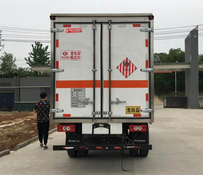 福田5.1米易燃固體廂式車