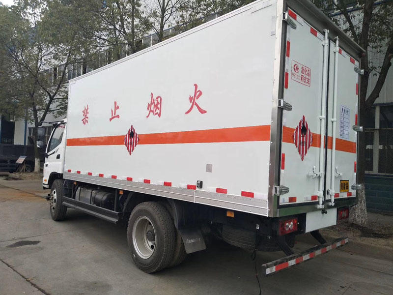 福田5.1米易燃固體廂式車