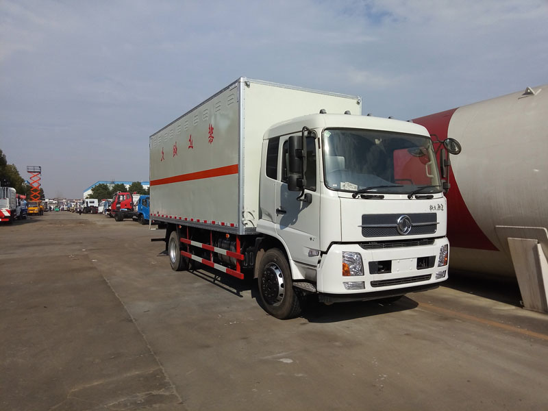 東風天錦6.6米液體廂式車