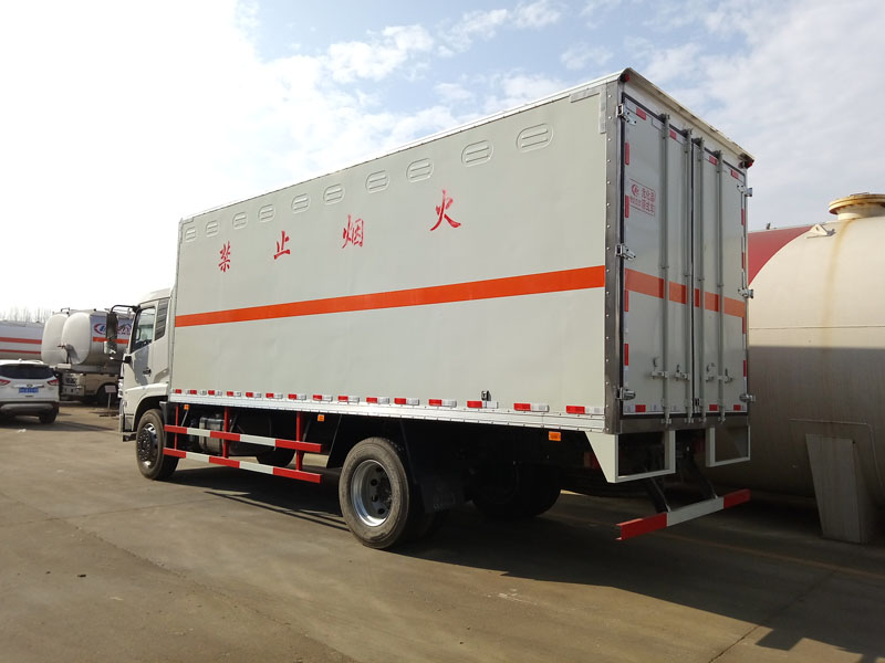 東風天錦6.6米液體廂式車