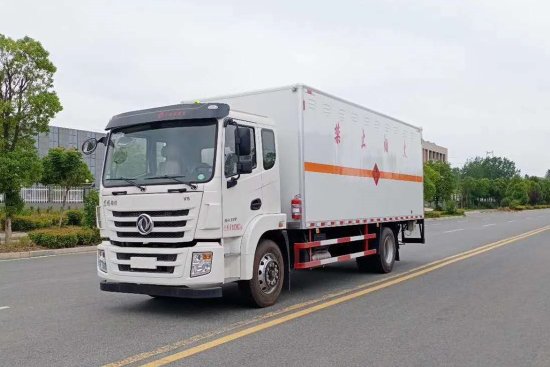 東風錦程6.8米易燃液體廂式運輸車