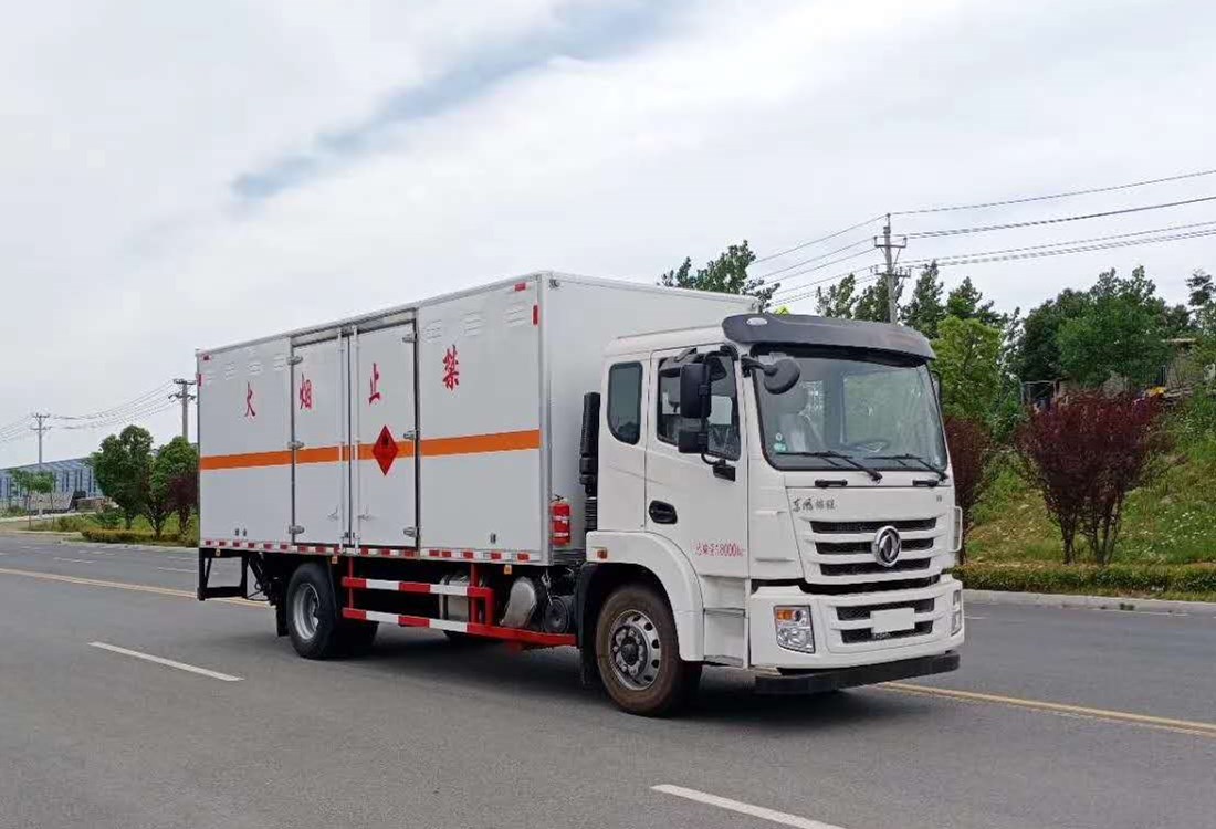 東風錦程6.8米易燃液體廂式運輸車