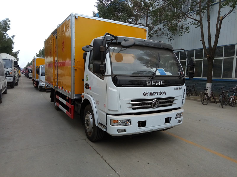 東風多利卡5.1米液體廂式車