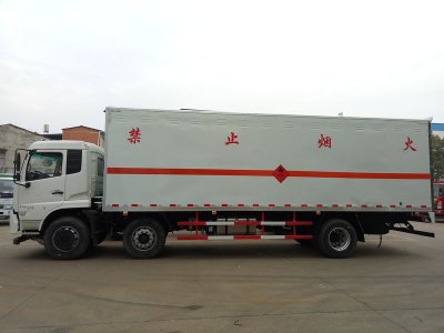 東風天錦8.6米液體廂式車
