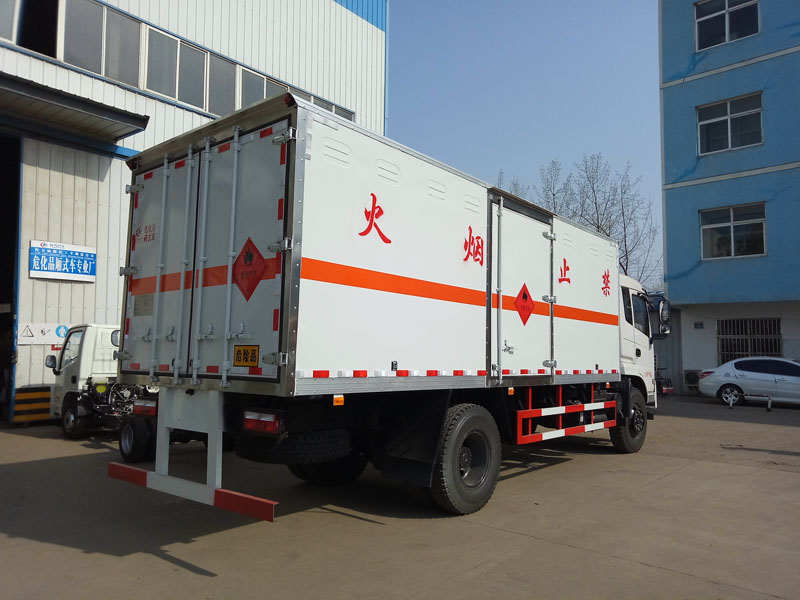 東風6.1米液體廂式車