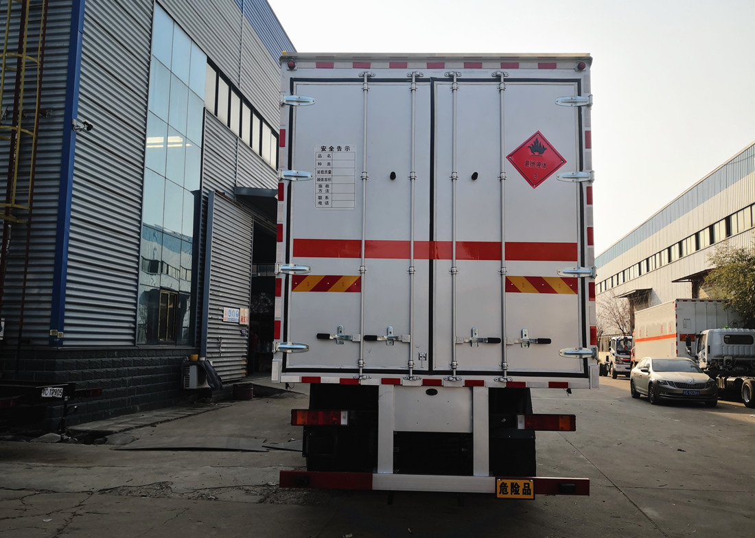 東風(fēng)天龍9.6米易燃液體廂式運(yùn)輸車