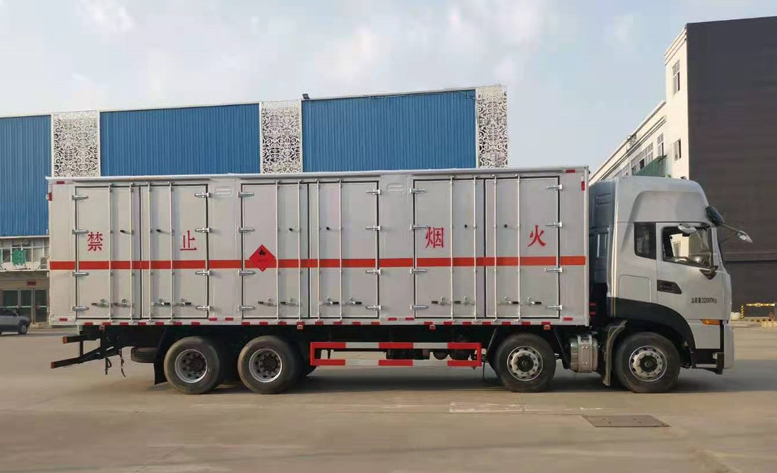 東風(fēng)天龍9.6米易燃液體廂式運(yùn)輸車