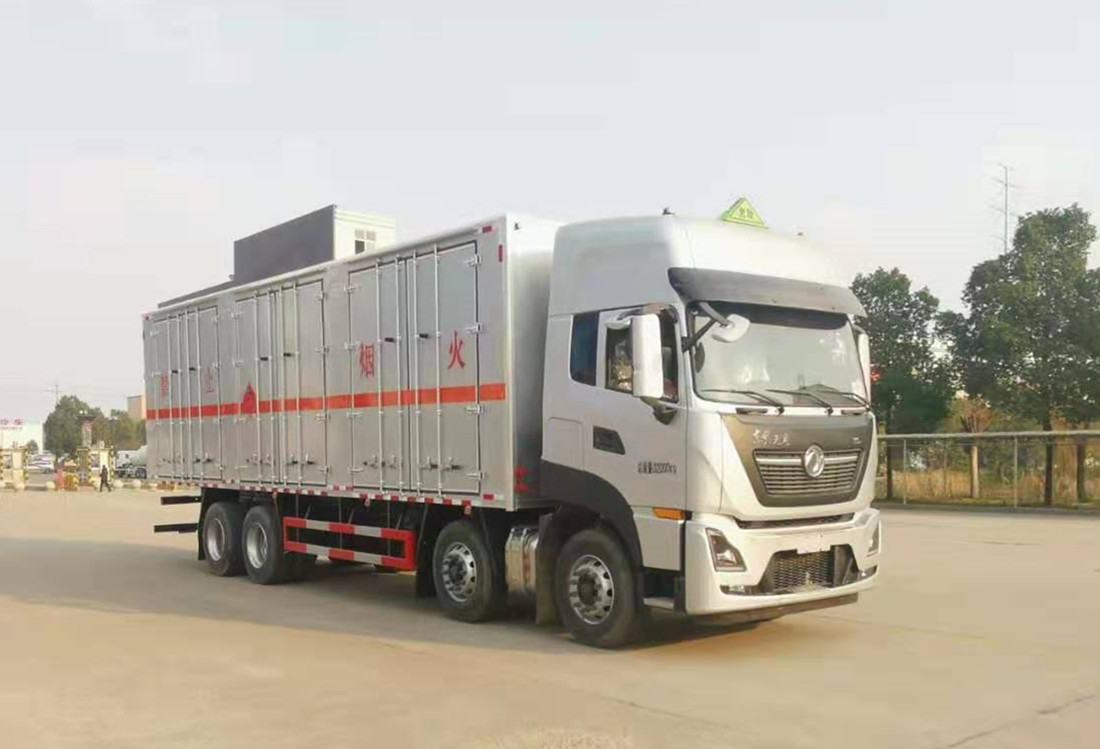 東風(fēng)天龍9.6米易燃液體廂式運(yùn)輸車