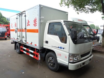 江鈴4.2米腐蝕品廂式車