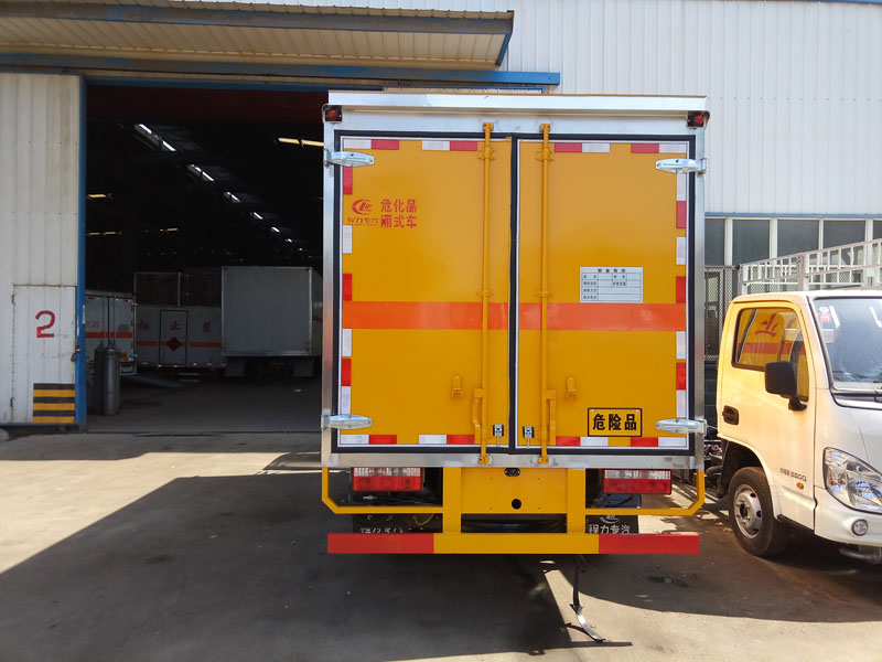 東風多利卡4.1米腐蝕品廂式車