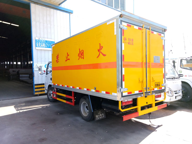 東風多利卡4.1米腐蝕品廂式車