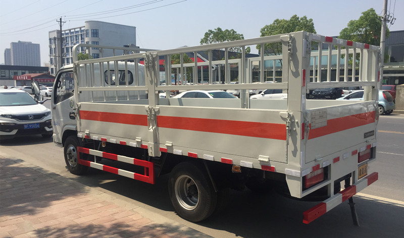 東風多利卡藍牌4.1米氣瓶運輸車