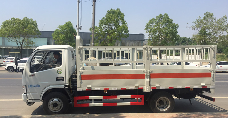 東風多利卡藍牌4.1米氣瓶運輸車