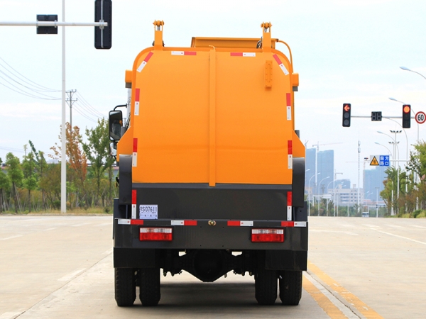 東風D9廂式9.5方餐廚垃圾車