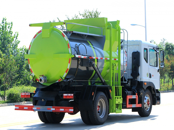 東風D9圓罐9.5方餐廚垃圾車