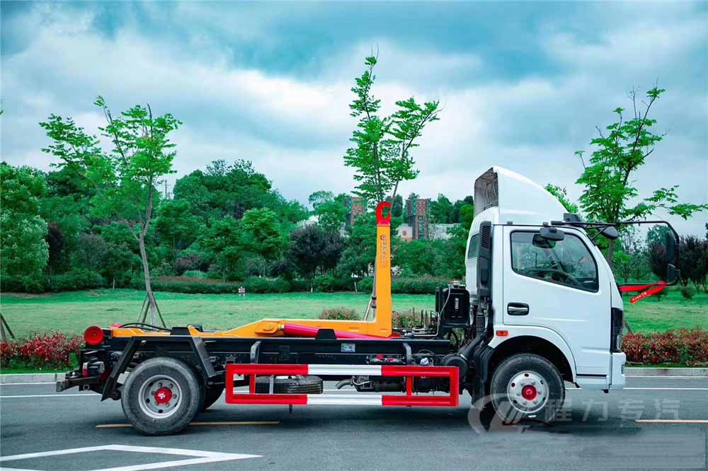 東風多利卡D7勾臂垃圾車