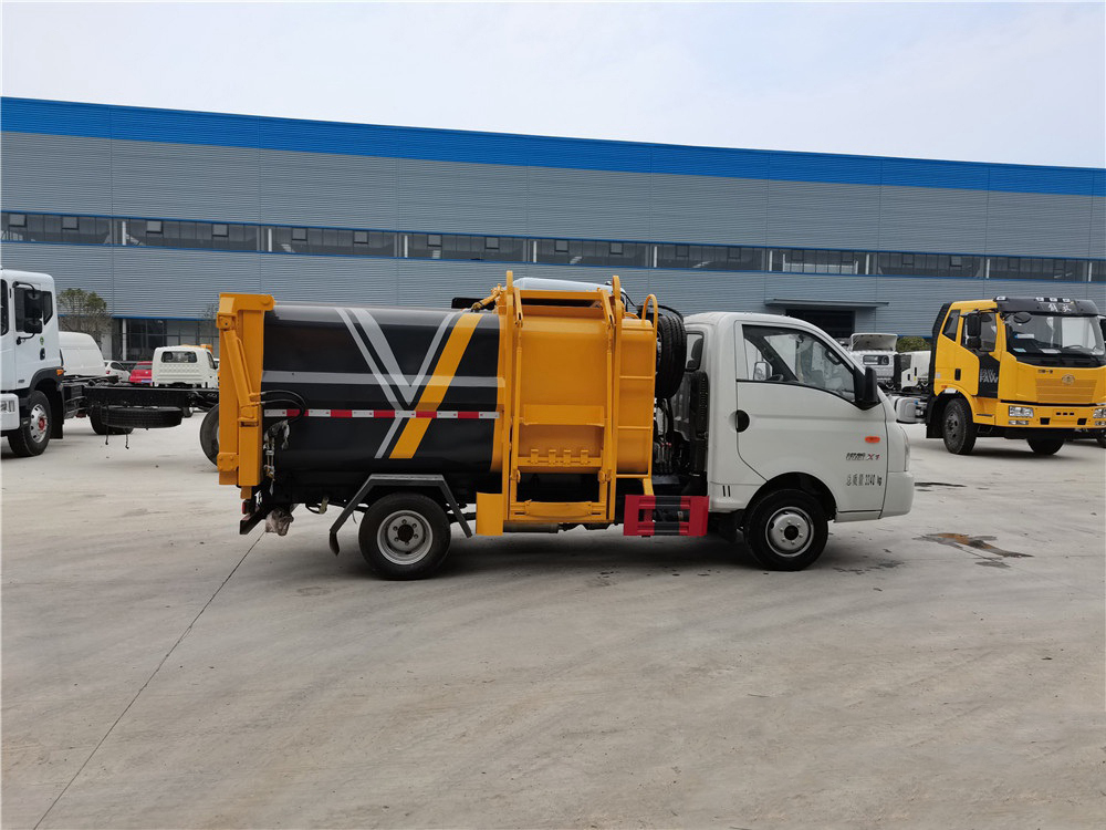 凱馬瑞航藍(lán)牌4.5立方側(cè)裝壓縮垃圾車