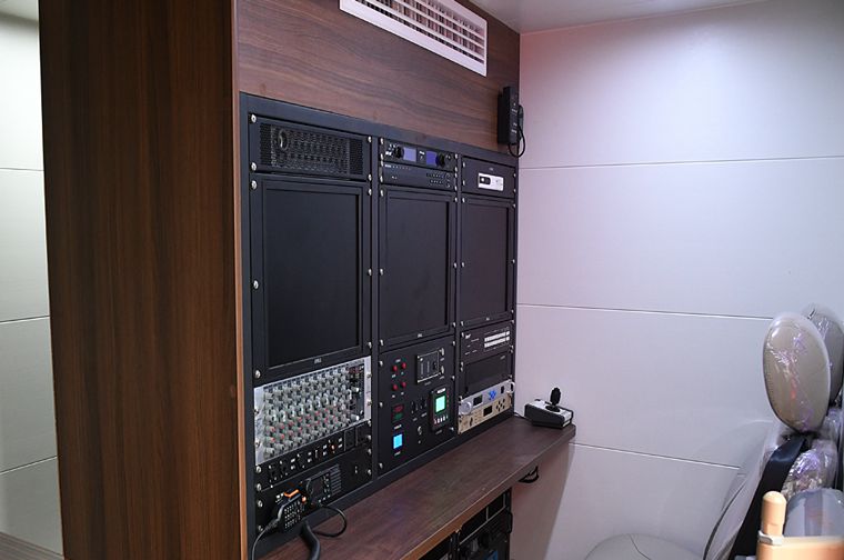 擴展方艙動中通通信指揮車