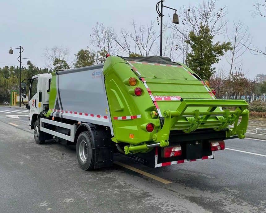江鈴8方壓縮垃圾車