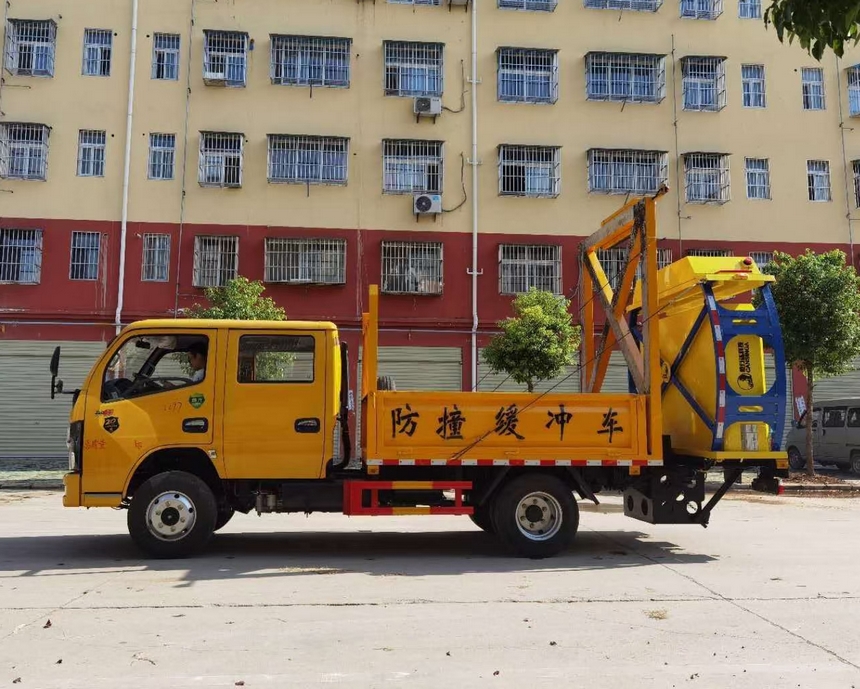 東風D6雙排防撞緩沖車