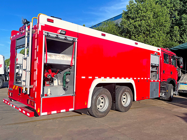 重汽豪沃16噸水罐消防車