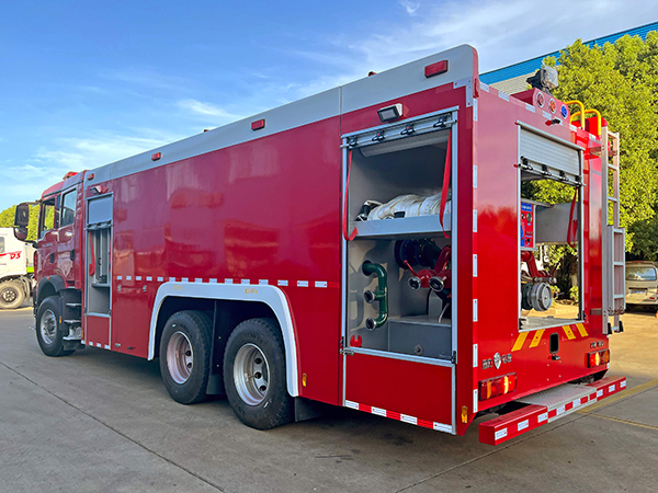 重汽豪沃16噸水罐消防車