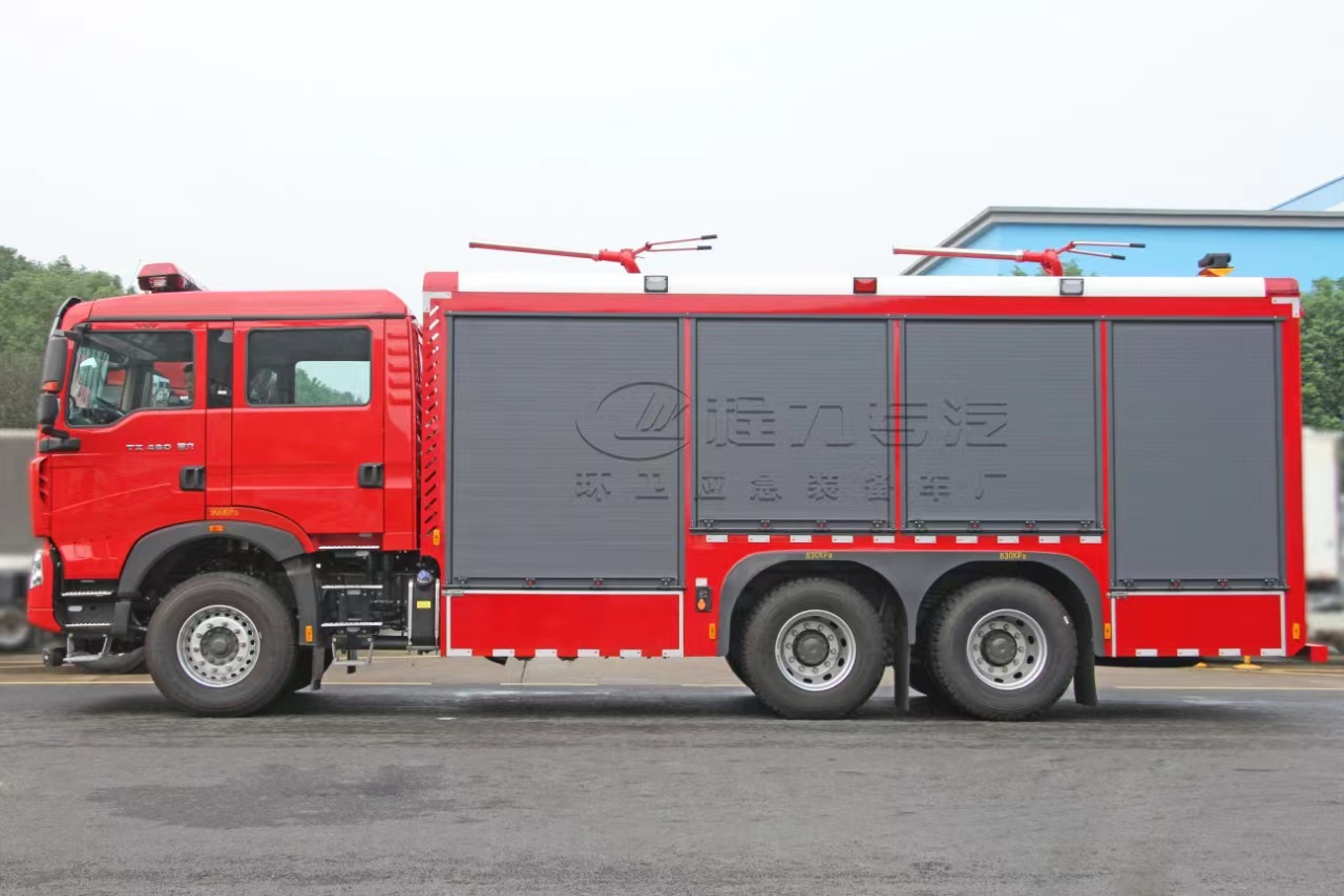 重汽豪沃4噸干粉消防車