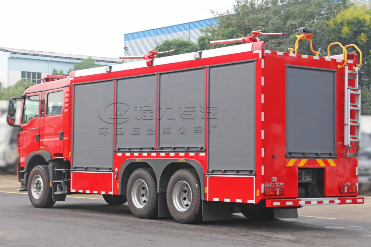 重汽豪沃4噸干粉消防車