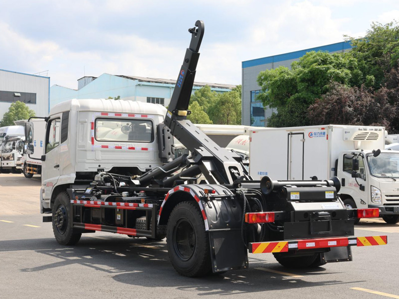 東風(fēng)天錦單橋勾臂垃圾車