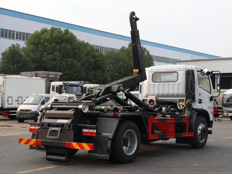 東風多利卡D7勾臂垃圾車