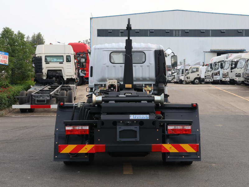 東風多利卡D7勾臂垃圾車