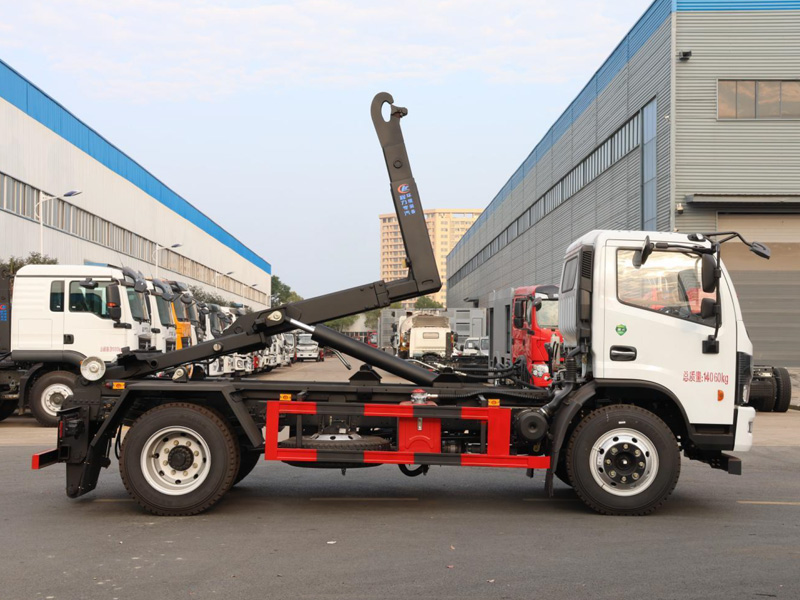 東風多利卡D7勾臂垃圾車