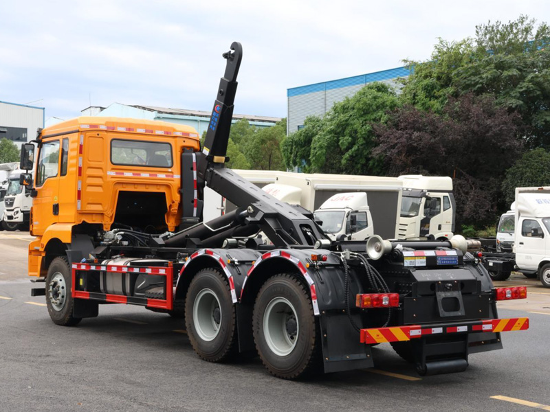 陜汽德龍M3000后雙橋勾臂垃圾車