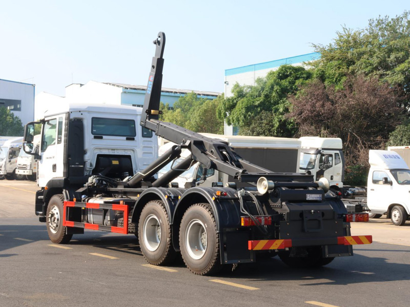 重汽汕德卡后雙橋勾臂垃圾車