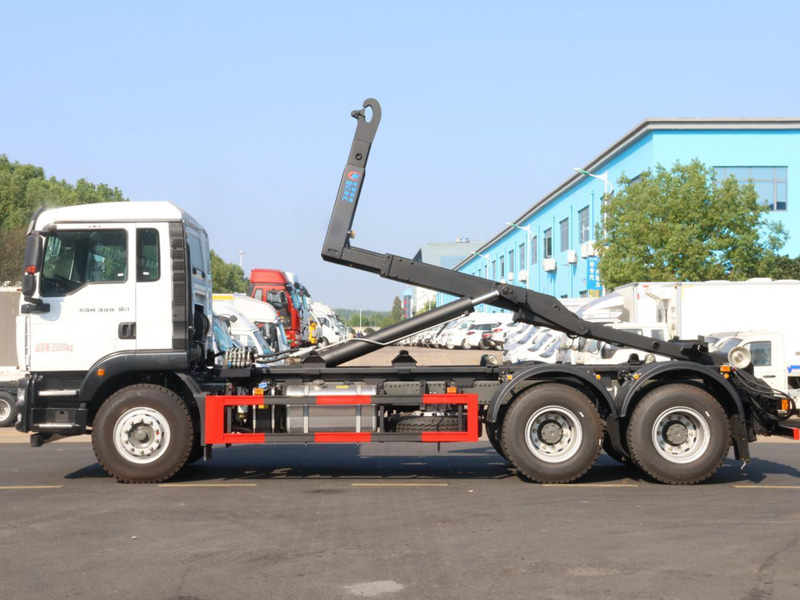 重汽汕德卡后雙橋勾臂垃圾車