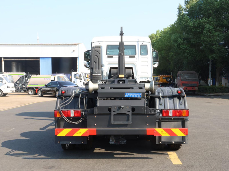 重汽汕德卡后雙橋勾臂垃圾車
