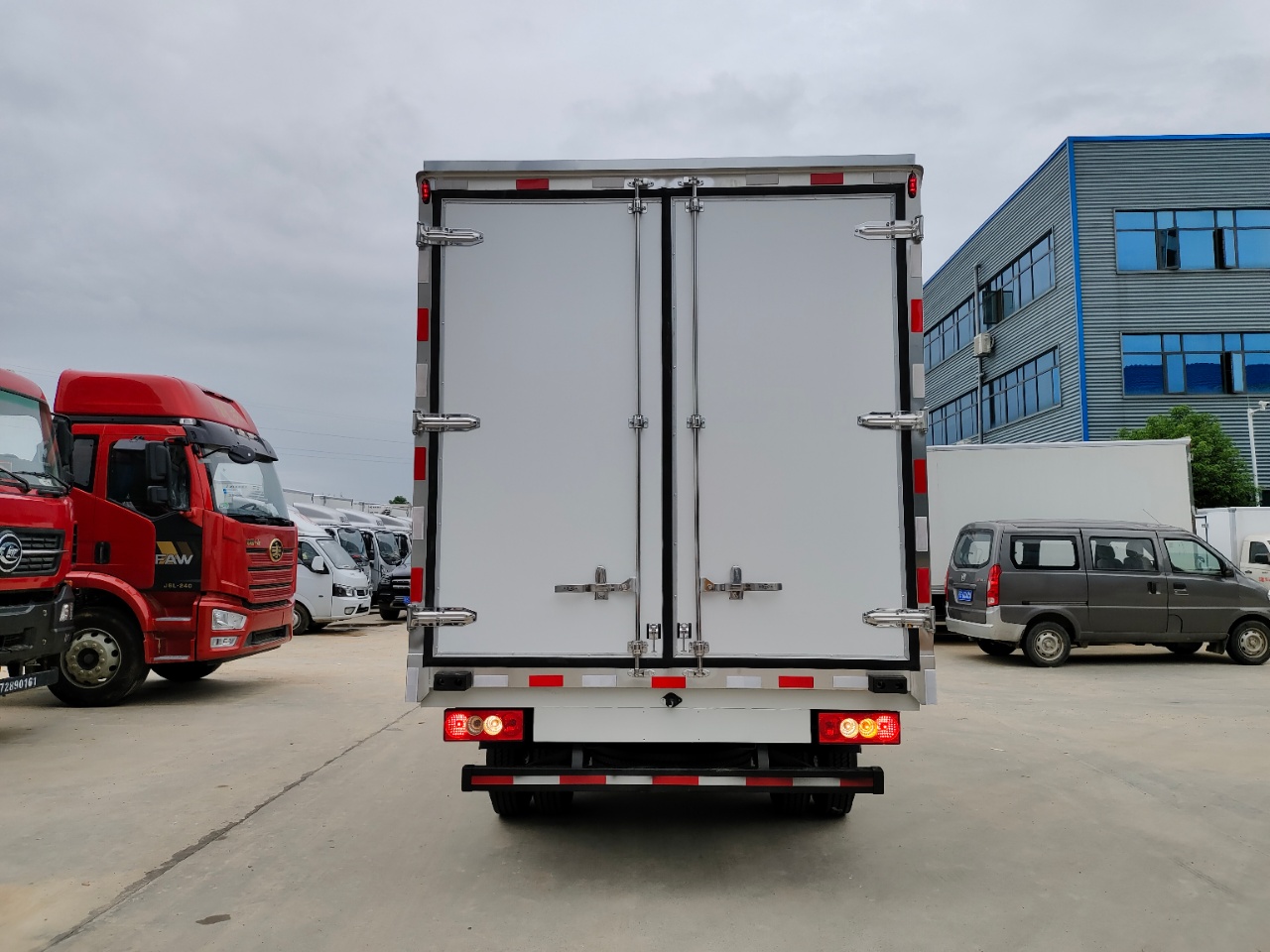 福田奧鈴速運(yùn)排半冷藏車