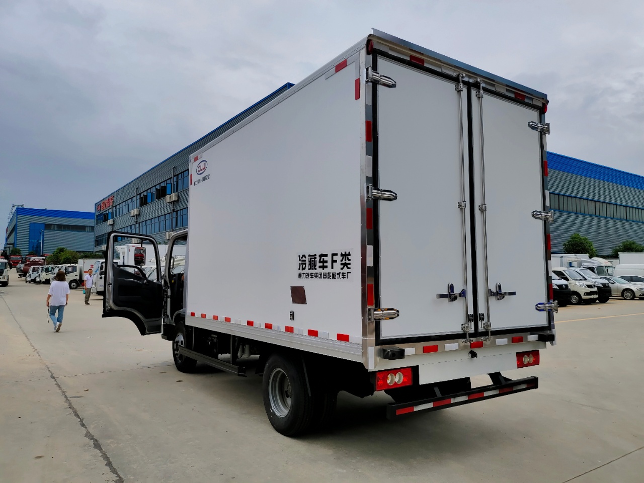福田奧鈴速運(yùn)排半冷藏車