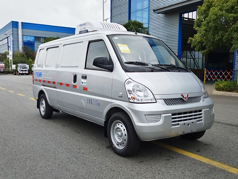 五菱汽油版面包冷藏車